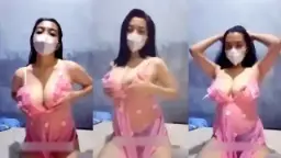 Pake Lingerie Pink, Toket Gede Goyang Di Depan Kamera.