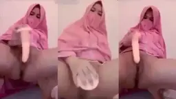 Wanita Mukenah Pink Colmek Sange, Crotnya Muncrat Habis Digoyang Jari.