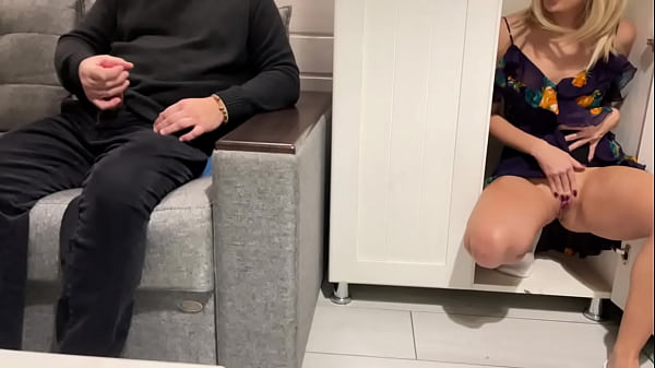 Ibu Tiri Ngintip Anak Tiri Nonton Bokep Sambil Col*i, Lalu Nge**knya Bikin Nafsu.