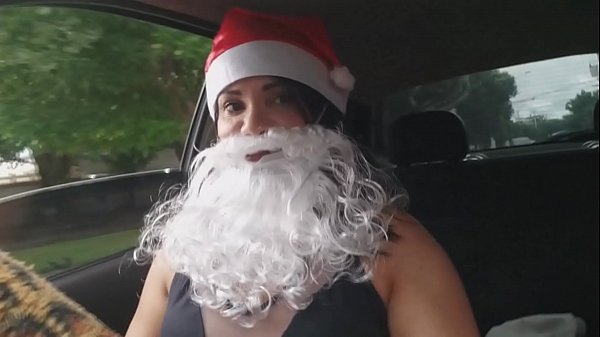 Bianca Mau Kasih Hadiah Ke Santa, Malah Jatuh Di Atas Kalkun Natal Yang Siap Dimakan.