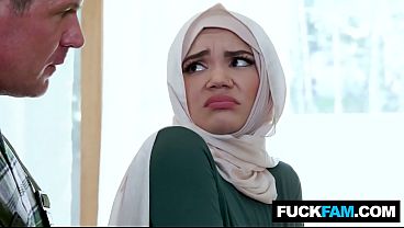 Ngentot Pertama Si Hijab Imut Bareng Tukang Ledeng Gagah, Naudi Nala & Jason Sarcinelli