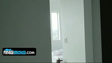 Geboyan Kental Si Kakak Tiri Pirang Daisy Stone Dikocok Habis Sama Adik Tiri Yang Horny.