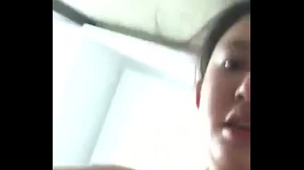 Lo Liat Cewek Cina Abg Lagi Ngeliatin Lo Dari Ujung Ranjang, Bibirnya Ngilaaaaa