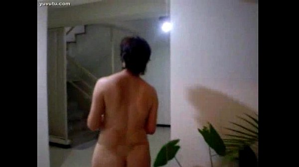 Ibu-ibu China Montok Nyiram Tanaman, Bikin Basah Kuyup.