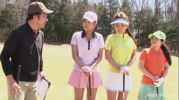 Gadis Asia Muda Main Golf Tanpa Busana, Memek Basah Kena Angin.