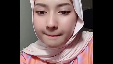 Live Jilbab, Goyangin Pantat Depan Kamera Biar Makin Basah