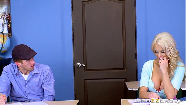 Guru Kenzie Taylor Pamer Tembem Besar Di Sekolah, Bikin Ngaceng